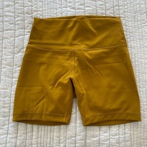 Lululemon Wunder Train High Rise Short 6” size 8